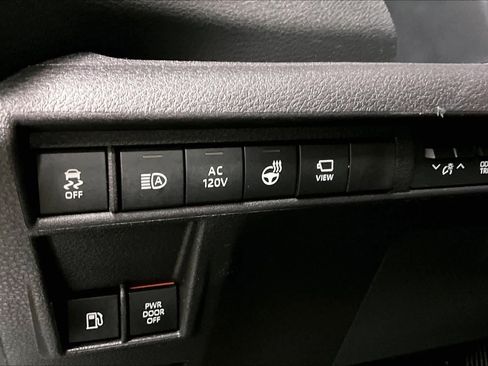 Used 2025 Toyota Sienna Platinum image 33