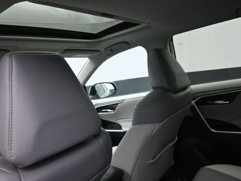 Used 2021 Toyota RAV4 XLE Premium image 20