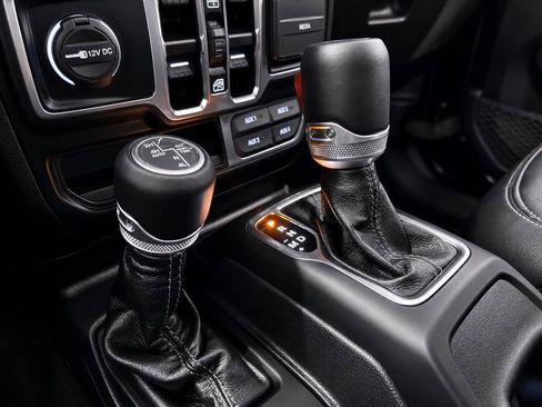 Used 2024 Jeep Wrangler Unlimited Sahara w/ Dual Top Group AWD/4WD image 24