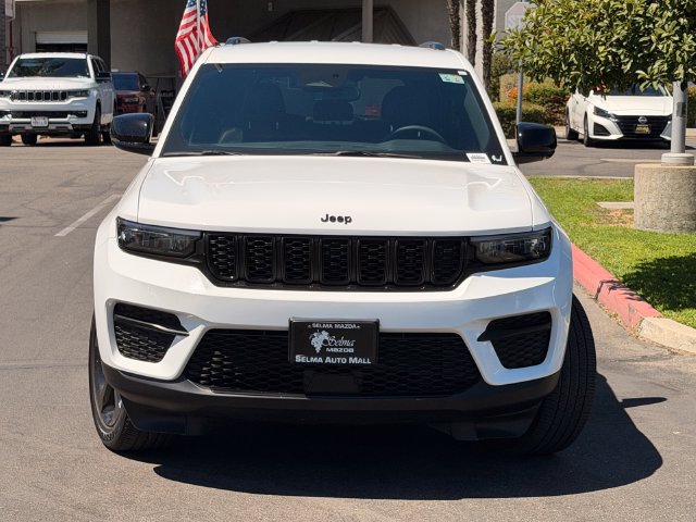 Used 2023 Jeep Grand Cherokee Altitude AWD/4WD image 3