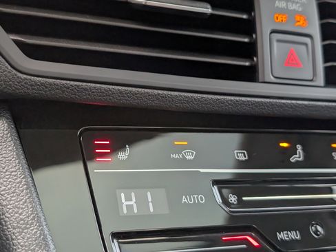 Used 2025 Volkswagen Jetta SE w/ Sunroof Package image 28