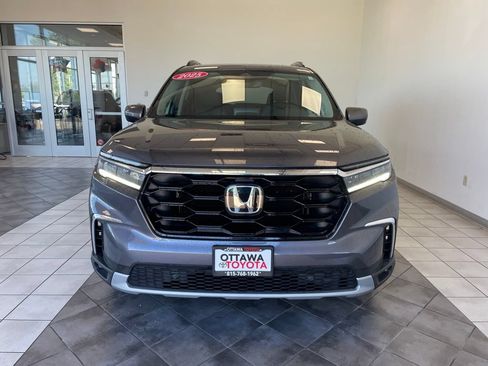 Used 2025 Honda Pilot Touring image 4