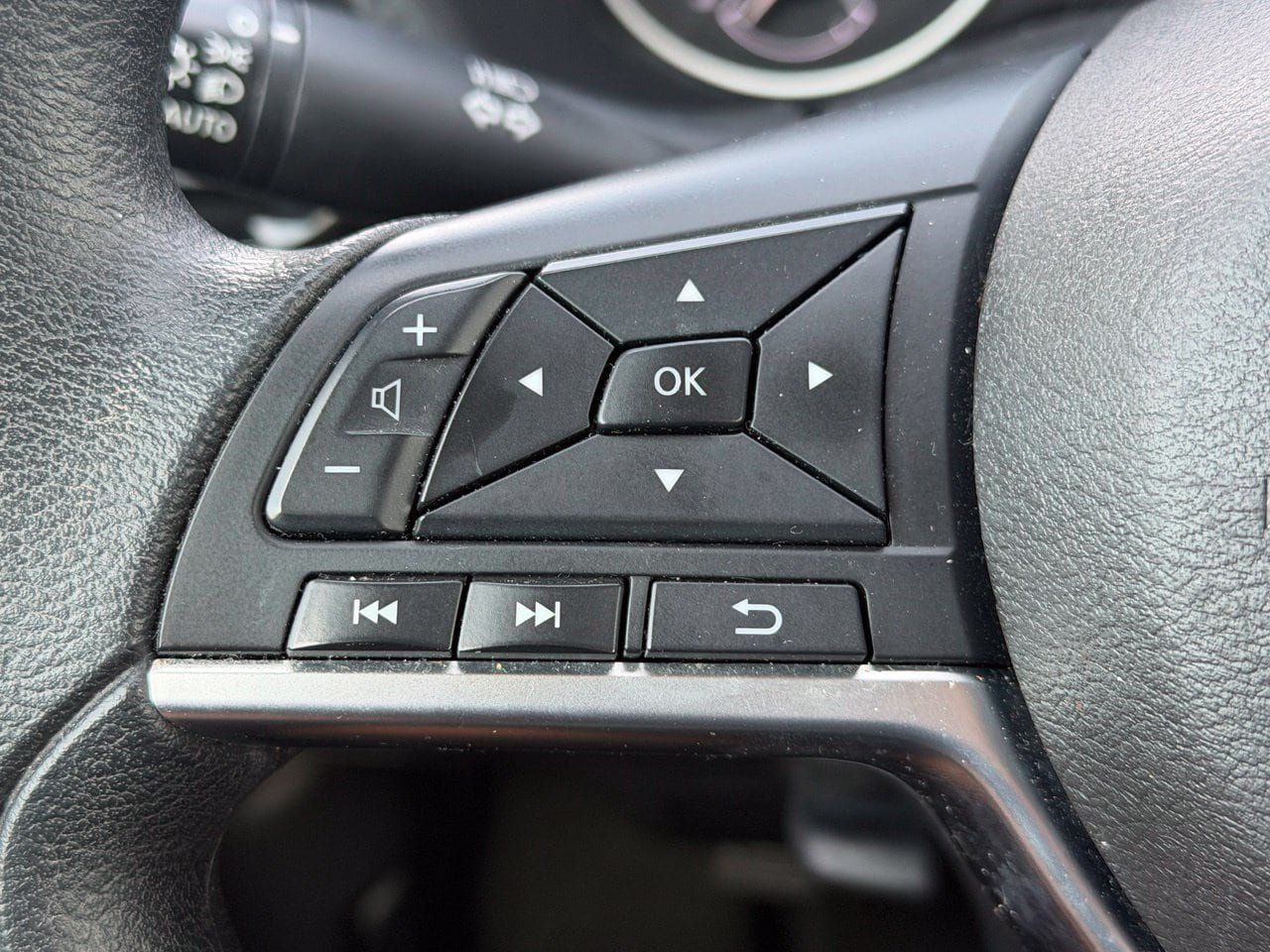 Certified 2025 Nissan Sentra SV FWD image 9