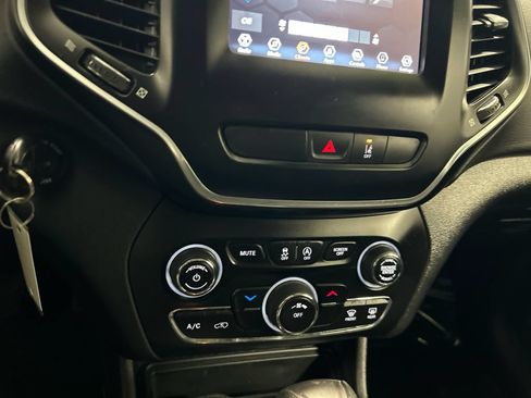 Used 2021 Jeep Cherokee Latitude FWD image 24