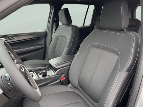 Used 2025 Jeep Grand Cherokee Laredo X RWD image 14