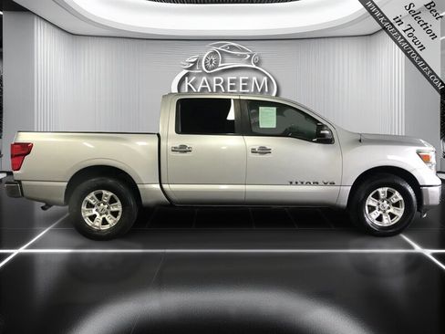 Used 2018 Nissan Titan SV image 4