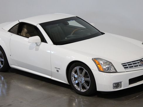 Used 2008 Cadillac XLR RWD image 17
