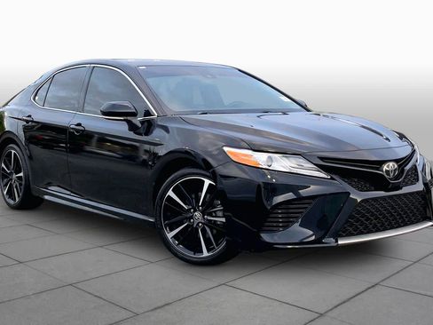 Used 2020 Toyota Camry XSE FWD image 3