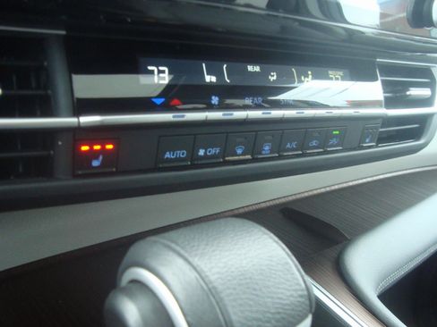 Used 2024 Toyota Sienna XLE image 20