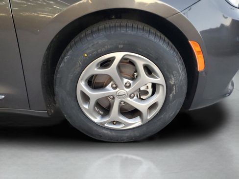 Certified 2022 Chrysler Pacifica Limited FWD image 28