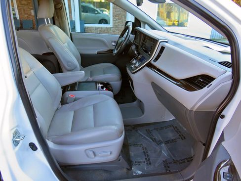Used 2020 Toyota Sienna XLE image 20