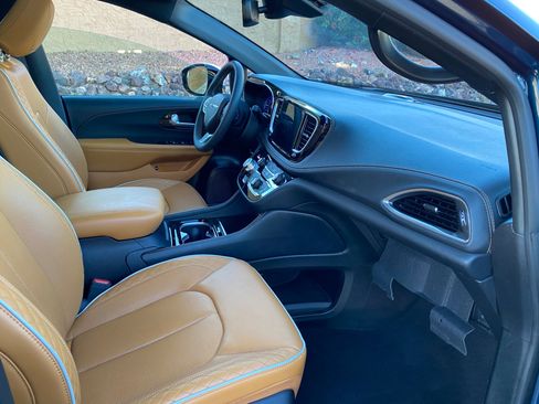 Used 2023 Chrysler Pacifica Pinnacle image 56