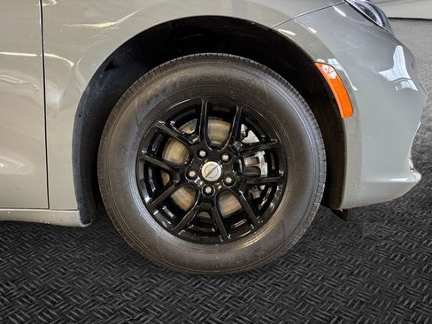 Used 2022 Chrysler Pacifica Touring-L FWD image 11