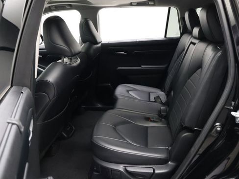 Used 2024 Toyota Highlander XLE FWD image 19