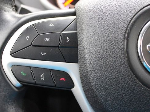 Used 2018 Jeep Cherokee Latitude Plus FWD image 17