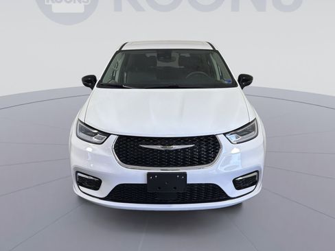 Used 2024 Chrysler Pacifica Touring-L image 11