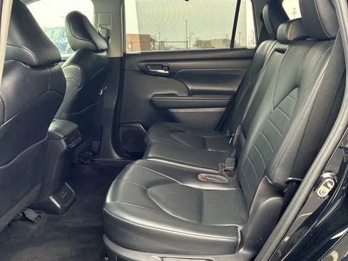 Used 2022 Toyota Highlander XLE AWD/4WD image 6