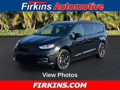 Used 2025 Chrysler Pacifica Limited w/ Uconnect Theater Family Group