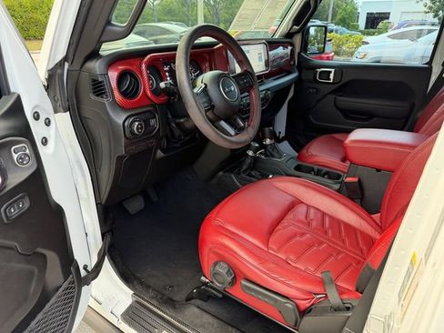 Used 2025 Jeep Gladiator Sport AWD/4WD image 11