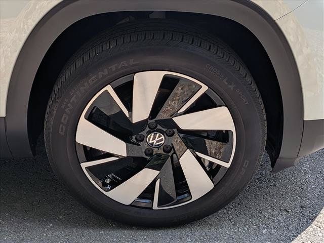 Certified 2025 Volkswagen Atlas Cross Sport SE w/ Panoramic Sunroof Package AWD/4WD image 7