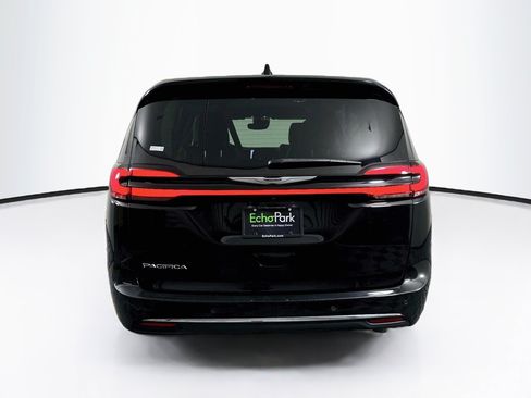 Used 2024 Chrysler Pacifica Touring-L FWD image 7
