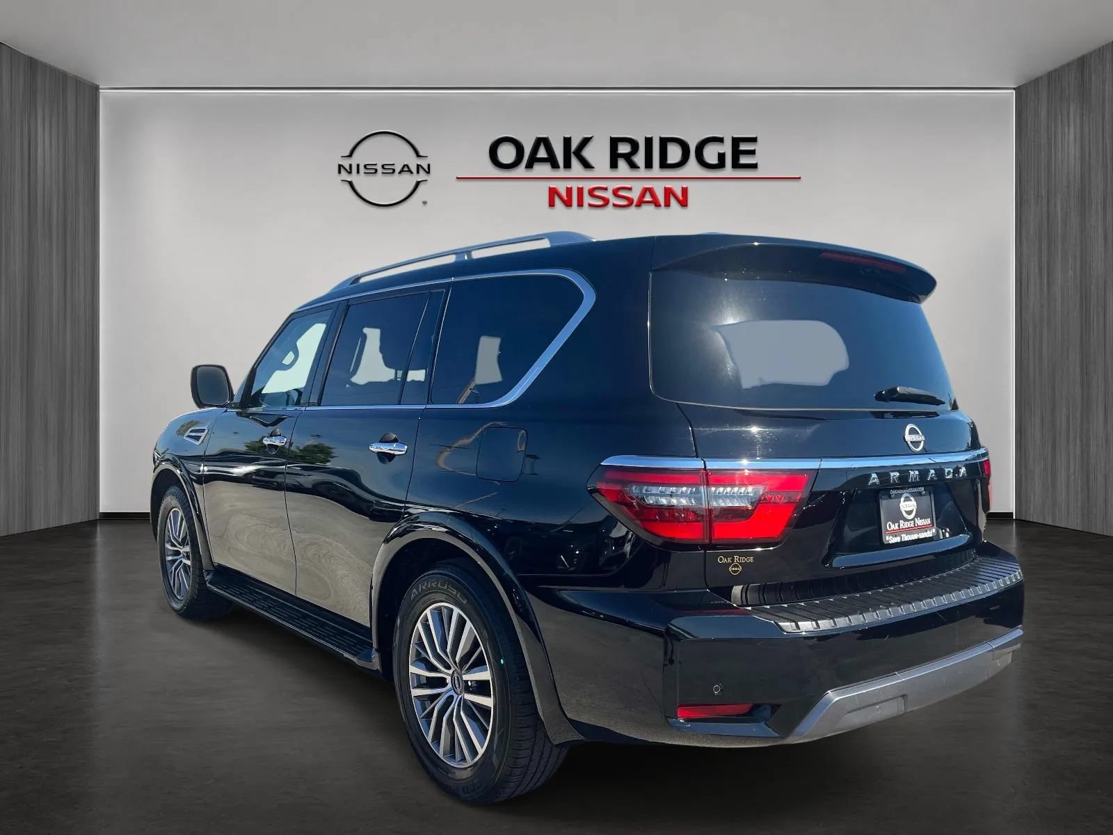 Used 2024 Nissan Armada SL w/ Captain's Chairs Package AWD/4WD image 5