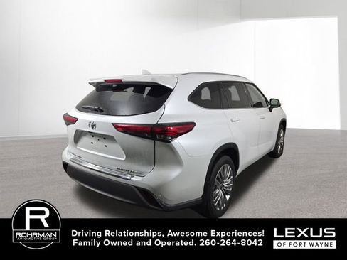 Used 2023 Toyota Highlander Platinum AWD/4WD image 7