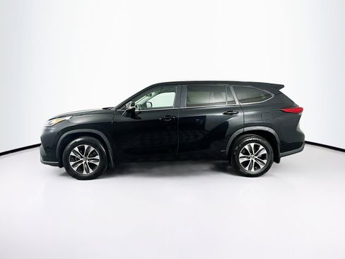 Used 2023 Toyota Highlander XLE AWD/4WD image 4