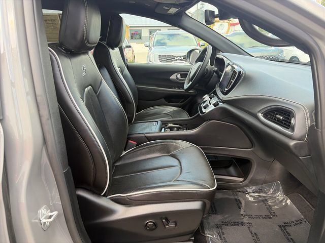 Used 2025 Chrysler Pacifica Limited FWD image 24