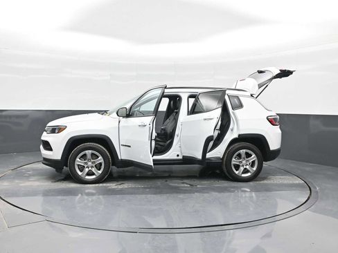 Used 2023 Jeep Compass Latitude image 38