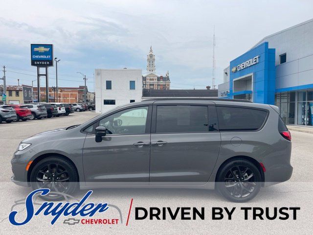 Used 2025 Chrysler Pacifica Limited FWD image 1