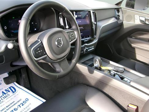 Used 2025 Volvo XC60 B5 Core image 12