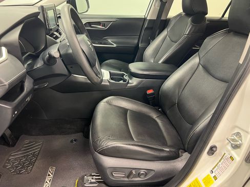 Used 2020 Toyota RAV4 XLE w/ Convenience Package image 4