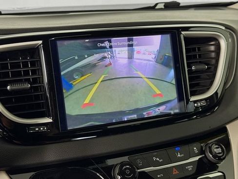 Used 2024 Chrysler Pacifica Touring-L FWD image 15