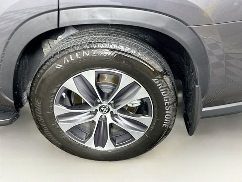 Used 2023 Toyota Highlander XLE FWD image 11
