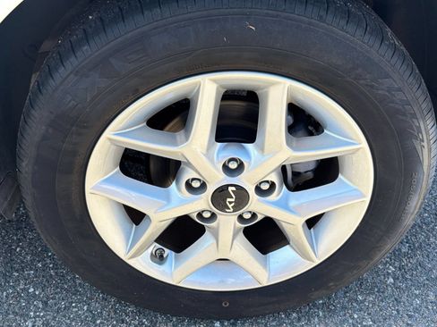 Used 2025 Kia Soul LX w/ LX Technology Package FWD image 28