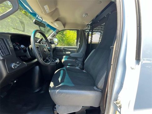 Used 2022 GMC Savana 2500 w/ Driver Convenience Package image 9