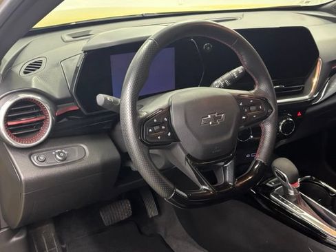 Used 2024 Chevrolet Trax RS w/ Sunroof Package FWD image 20