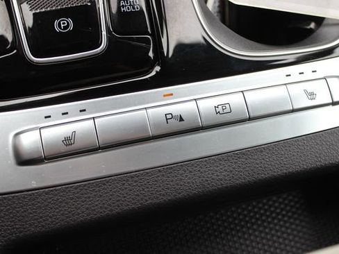 Used 2024 Kia Carnival EX FWD image 13