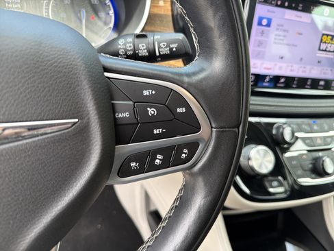 Used 2022 Chrysler Pacifica Limited FWD image 36