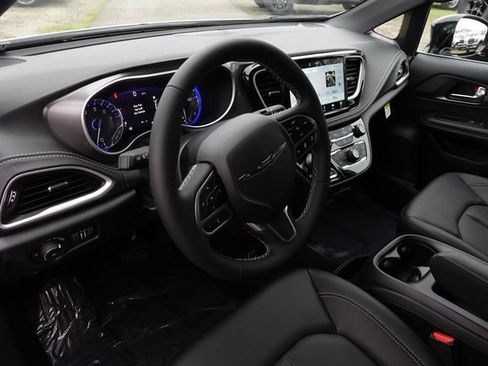 New 2026 Chrysler Pacifica Select image 11