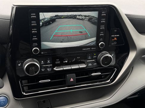 Used 2021 Toyota Highlander XLE image 19