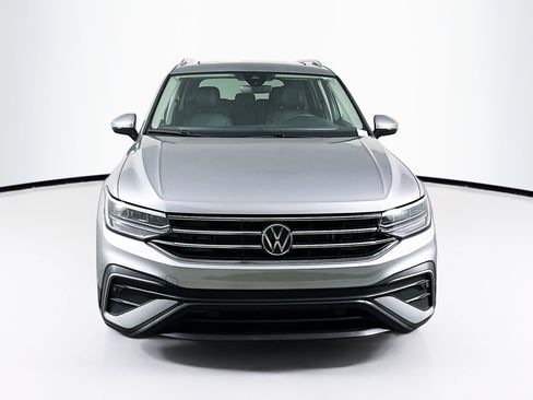 Used 2024 Volkswagen Tiguan SE image 2