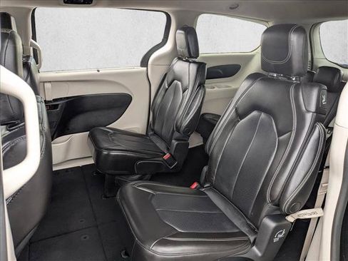 Used 2023 Chrysler Pacifica Touring-L FWD image 18
