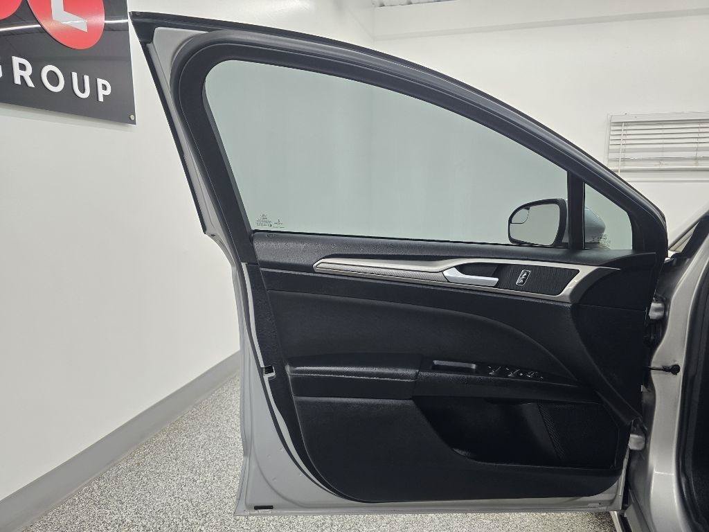 Used 2018 Ford Fusion SE FWD image 26