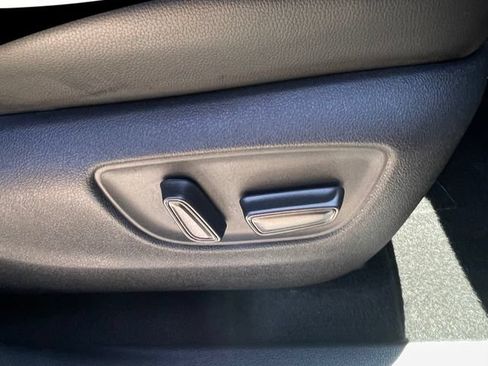 Used 2021 Toyota Highlander XLE AWD/4WD image 19