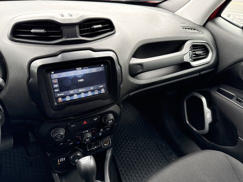 Used 2019 Jeep Renegade Latitude w/ Cold Weather Group AWD/4WD image 22
