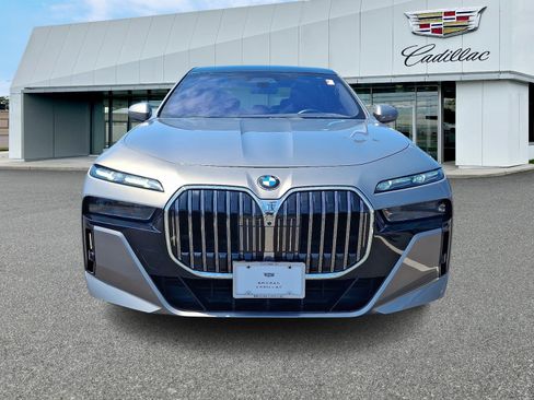 Used 2023 BMW 760i xDrive w/ Executive Package AWD/4WD image 2