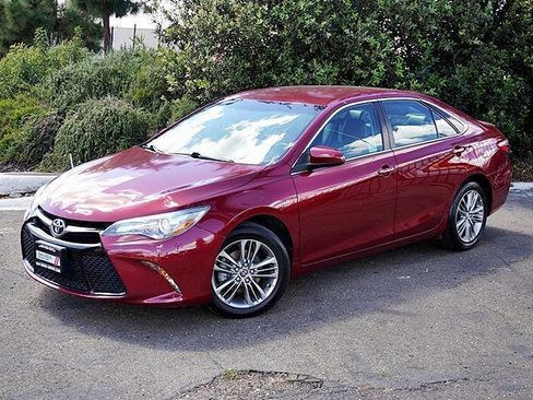 Used 2015 Toyota Camry SE FWD image 3