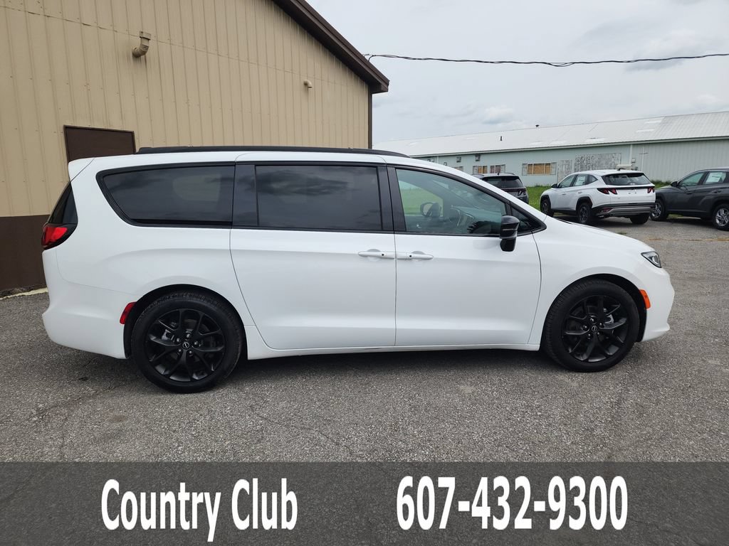 New 2026 Chrysler Pacifica Select w/ S Appearance Package FWD image 9